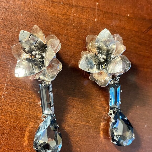 Tory Burch Floral Tear Drop Clip On Earrings - Picture 3 of 9